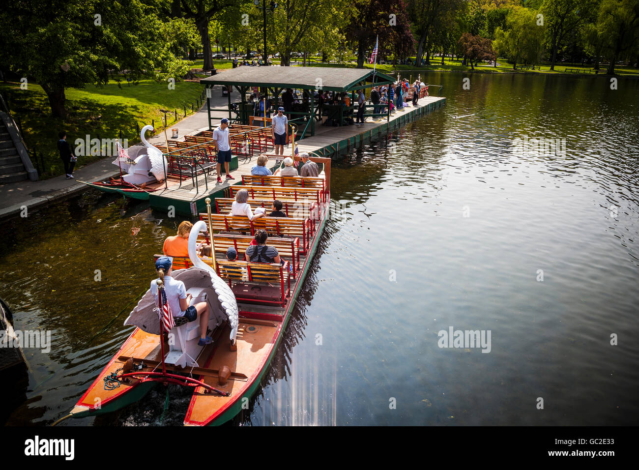 Barca Swan con i turisti in giardino pubblico, Boston Common Foto Stock