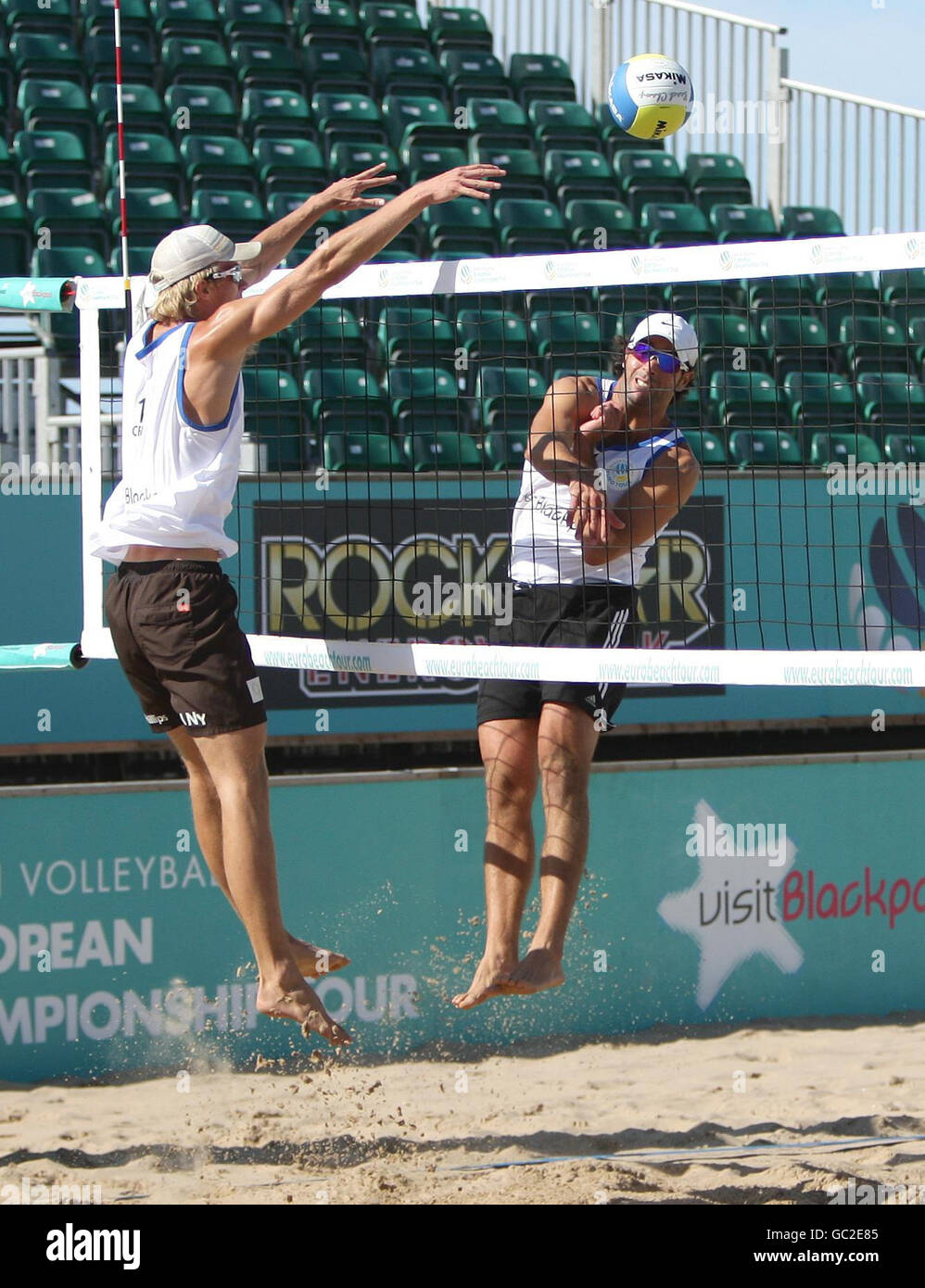 Il grande britannico Juan Garcia-Thompson (a destra) in azione contro la Norvegia durante il Masters inglese a St Chads Headland, Blackpool. Foto Stock