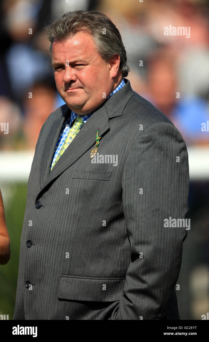 Corse di cavalli - il Ladbrokes St. Ledger Festival - il DFS Ladies Day - Ippodromo di Doncaster. Treno Peter Chapple-Hyam guarda il suo cavallo coordinato taglio vincere il crownhotel-bawtry.com E.B.F. Maiden Stakes Foto Stock