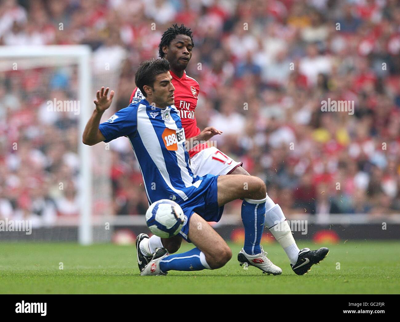 Calcio - Barclays Premier League - Arsenal / Wigan Athletic - Emirates Stadium. Jordi Gomez di Wigan Athletic (a sinistra) e Alexandre Song Billong di Arsenal (a destra) lottano per la palla Foto Stock