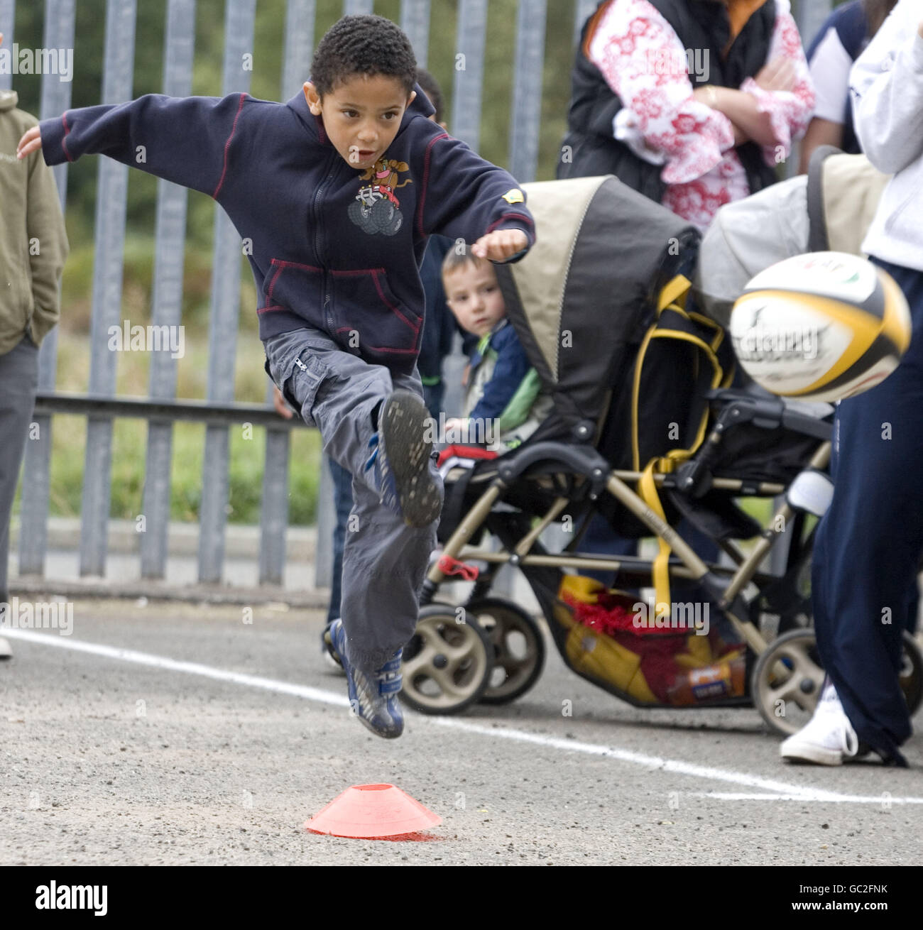 Lynsey Smith la prima ufficiale di sviluppo femminile istruisce i bambini al Firhills Fun Day, Glasgow. Foto Stock