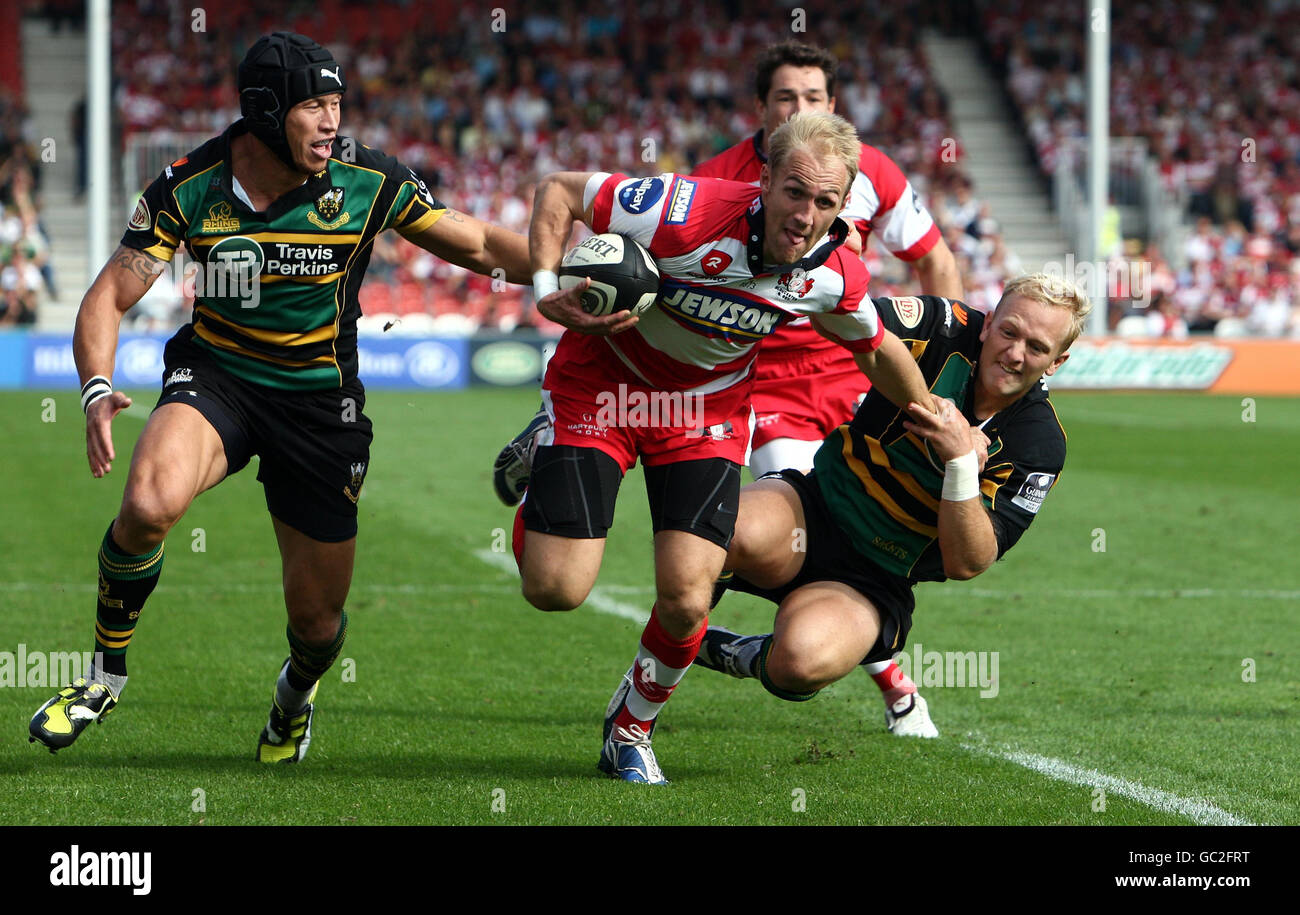 L'Olly Morgan di Gloucester viene affrontato da Shane Geraghty di Northampton durante la partita di Guinness Premiership al Kingsholm Stadium di Gloucester. Foto Stock