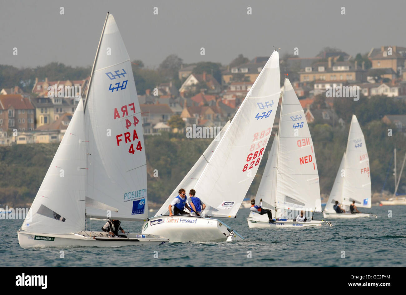 NIC Asher e Elliot Willis della Gran Bretagna si aggiudicano una medaglia d'oro nella classe 420 durante la Skandia Sail per la Gold Regatta sulla Manica. Foto Stock