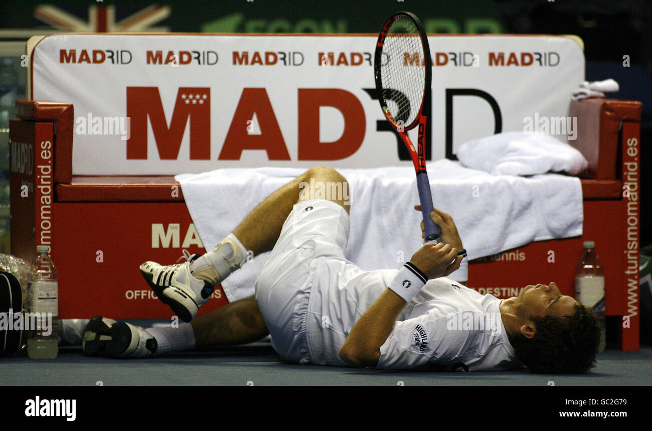 Andy Murray della Gran Bretagna mostra la sua frustrazione nel suo doppio match durante la Davis Cup Euro/Africa Group i Relegation Tie alla Echo Arena, Liverpool. Foto Stock