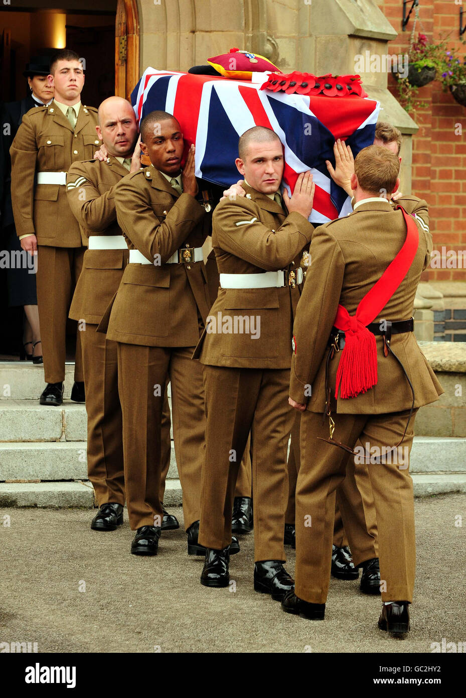 Il corteo funebre di Fusilier Louis carter lasciando la parrocchia di nostra Signora degli Angeli, Nuneaton. Fusilier Louis carter, del 2° Battaglione, il reggimento reale dei Fusiliers, morì mentre estraeva il suo comandante di sezione dalla scena di un'esplosione a Sagin, nella provincia di Helmand, il 16 agosto. Foto Stock