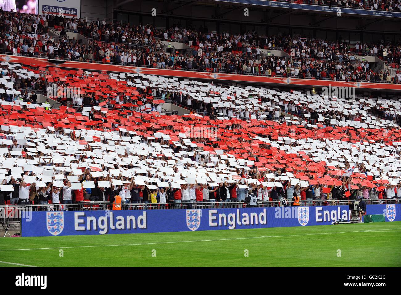 Calcio - Internazionale amichevole - Inghilterra / Slovenia - Stadio di Wembley. I fan dell'Inghilterra creano la St. Georges Cross negli stand utilizzando carta rossa e bianca. Foto Stock