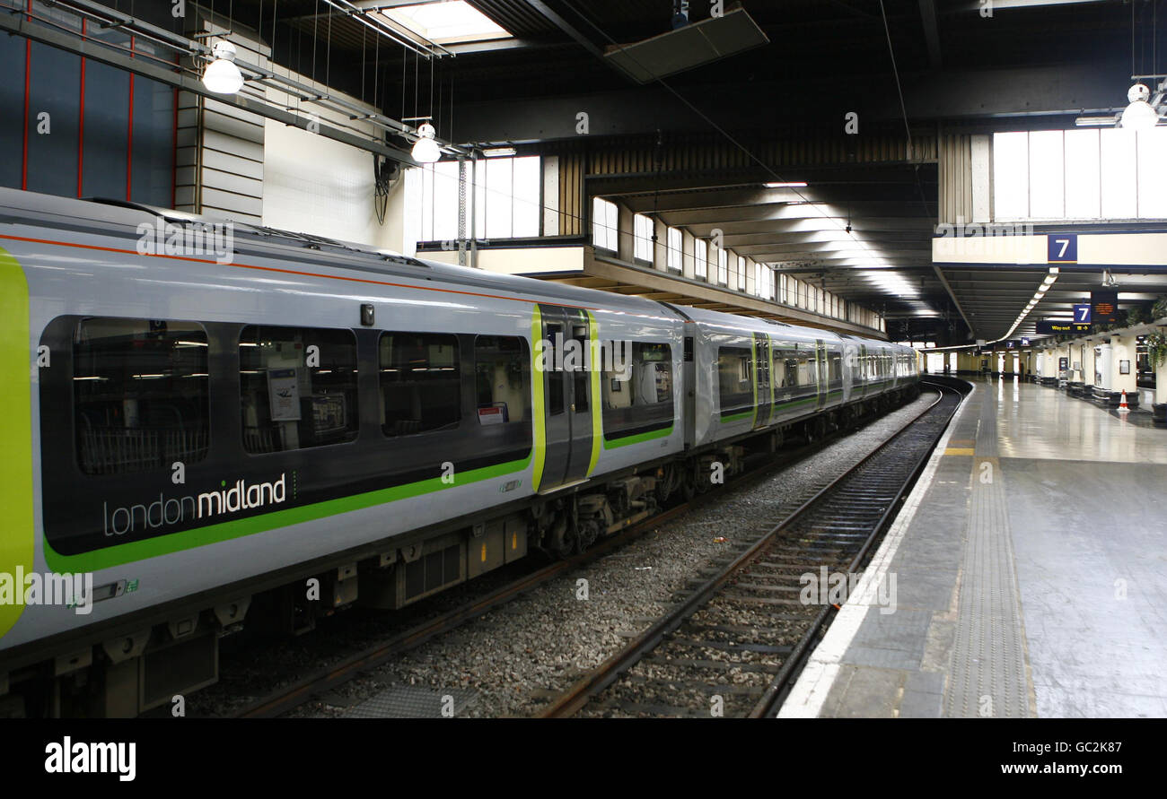 Un treno del Midland di Londra è inattivo su una piattaforma ferroviaria alla stazione di Euston a Londra. Foto Stock