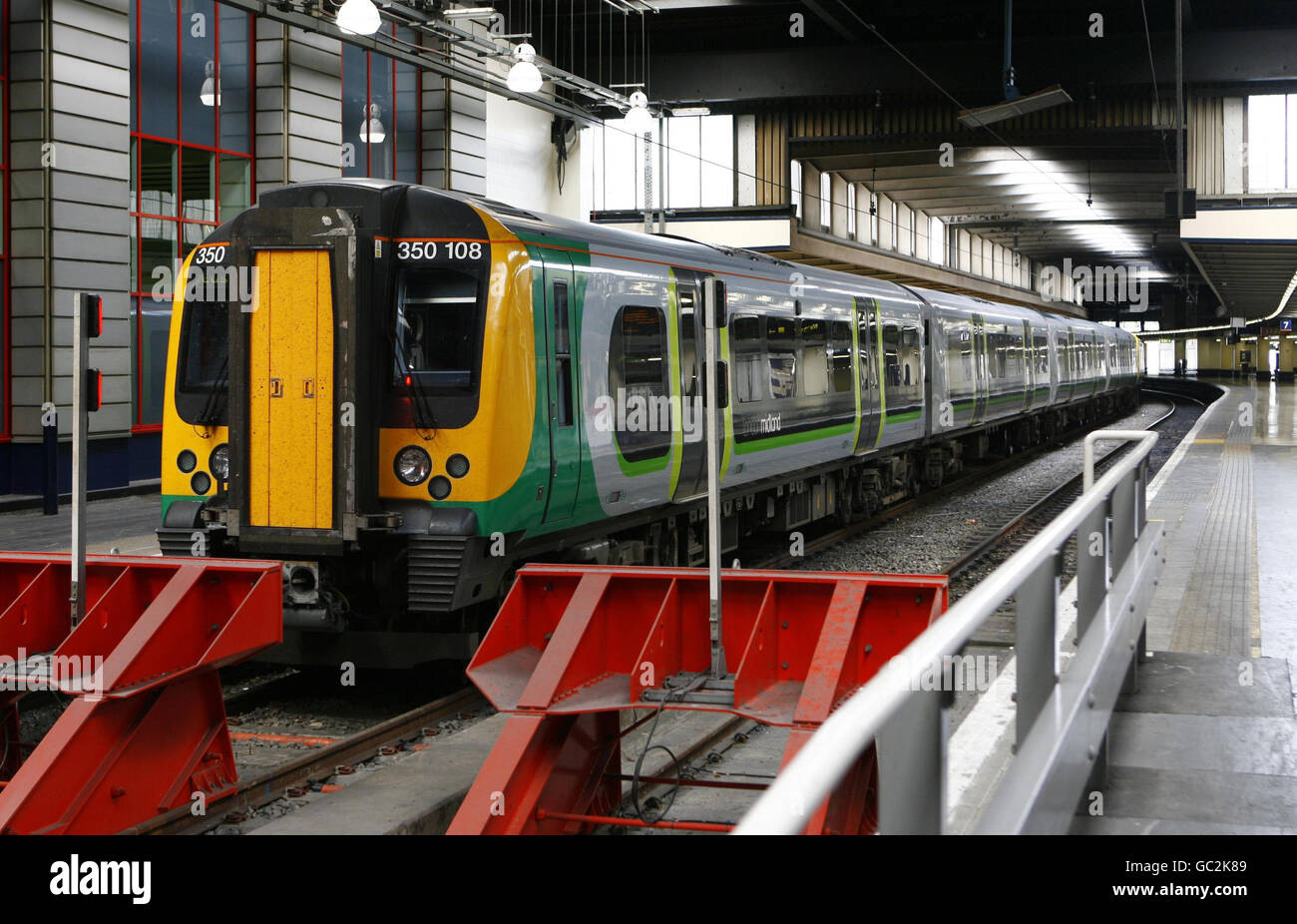 London Midland Trains annullato. Un treno London Midland è inattivo su una piattaforma ferroviaria alla stazione di Euston a Londra. Foto Stock