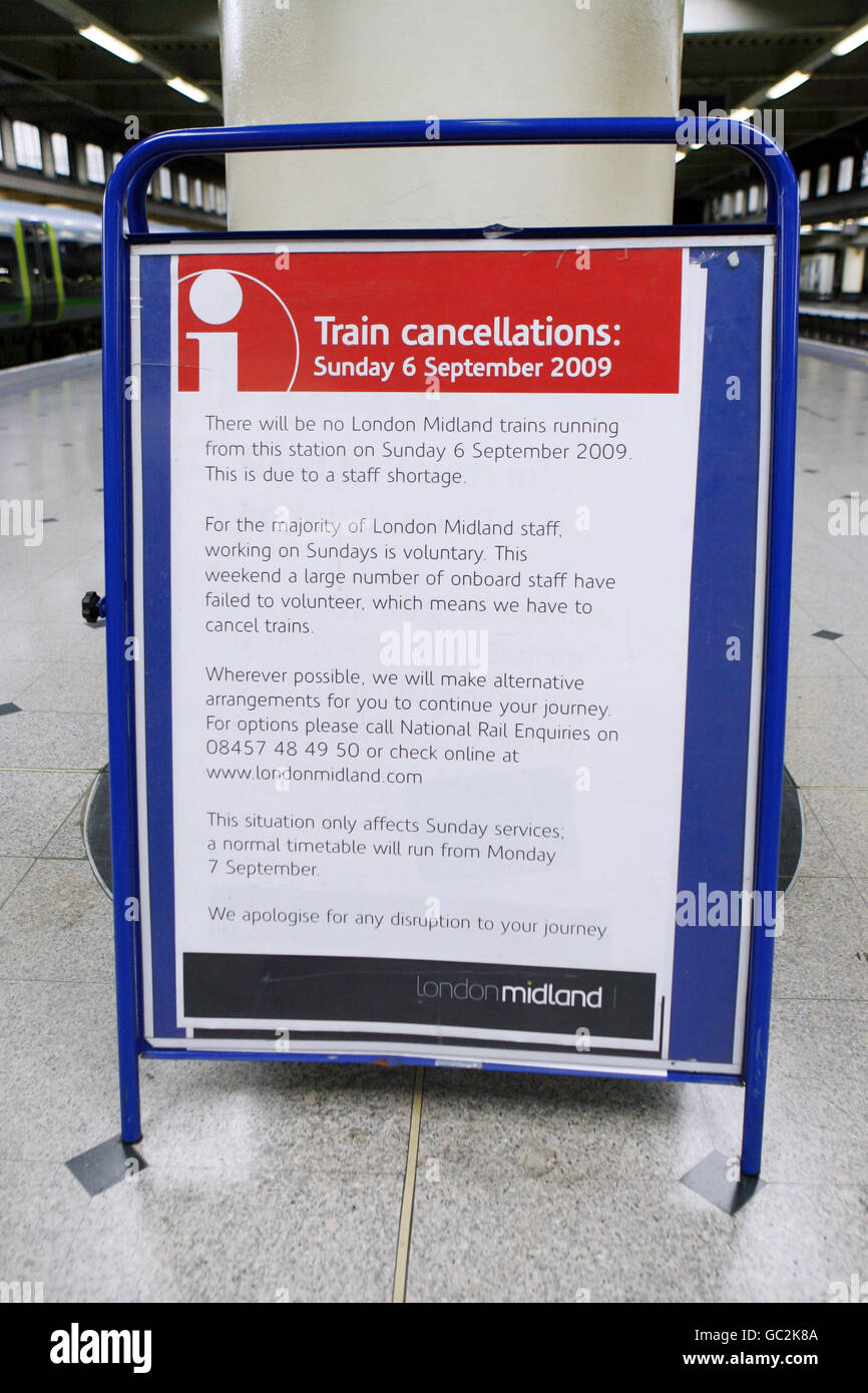 Un cartello informa i clienti potenziali del motivo della mancanza di treni oggi, in quanto un treno della London Midland è inattivo su una piattaforma ferroviaria alla stazione di Euston a Londra. Foto Stock