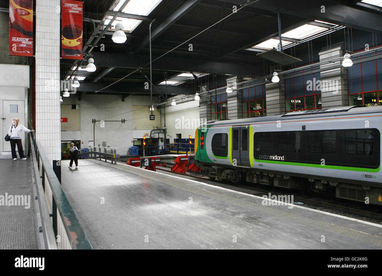 London Midland Trains annullato. Un treno London Midland è inattivo su una piattaforma ferroviaria alla stazione di Euston a Londra. Foto Stock