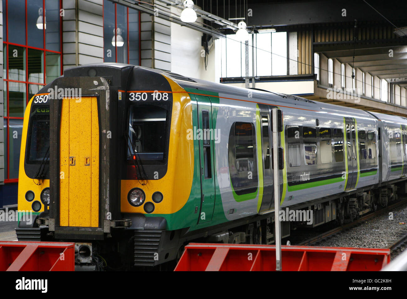Un treno del Midland di Londra è inattivo su una piattaforma ferroviaria alla stazione di Euston a Londra. Foto Stock