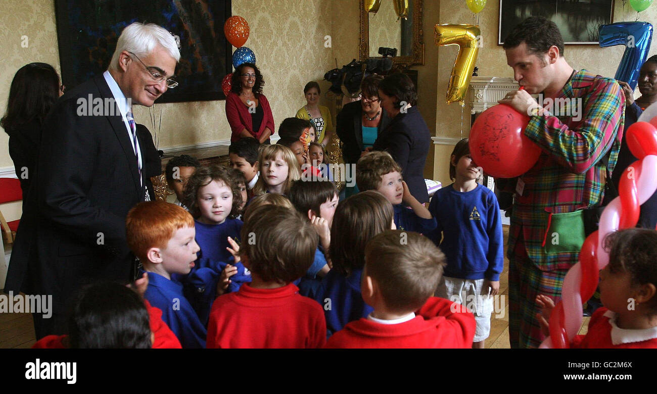 Il Cancelliere Alistair Darling (a sinistra) e l'intrattenitore per bambini 'dom' (a destra) con i bambini delle scuole primarie di St Aidans e Millbank, durante un partito per bambini per segnare i primi pagamenti del Fondo fiduciario per i bambini ai sette anni-olds, a 11 Downing Street, Londra. Foto Stock