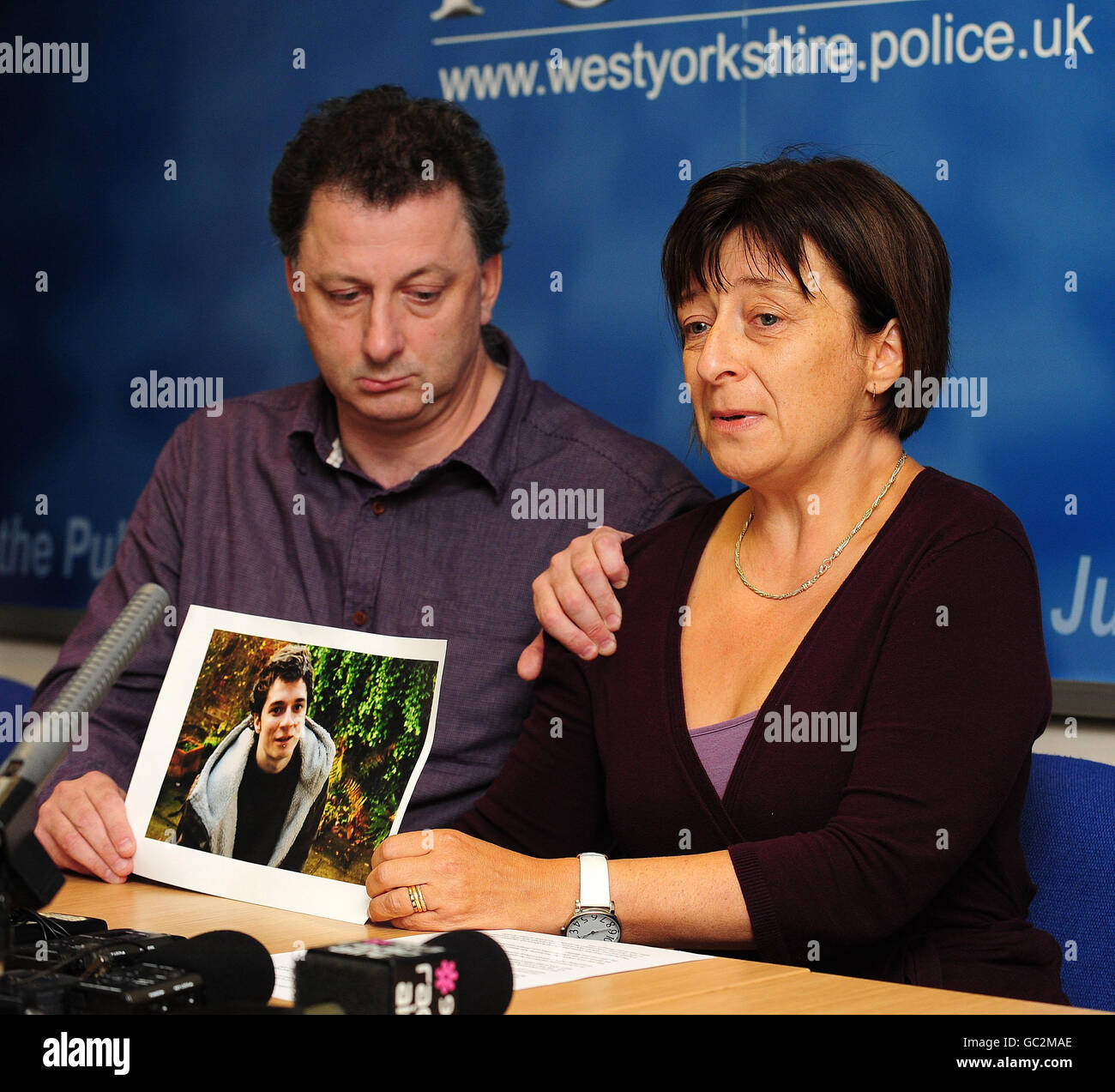 Nick e Lesley Cooke, genitori dello studente della Leeds Metropolitan University assassinato Joseph Cook, parlano durante una conferenza stampa tenutasi alla Belle Vue Police Station di Leeds. Foto Stock