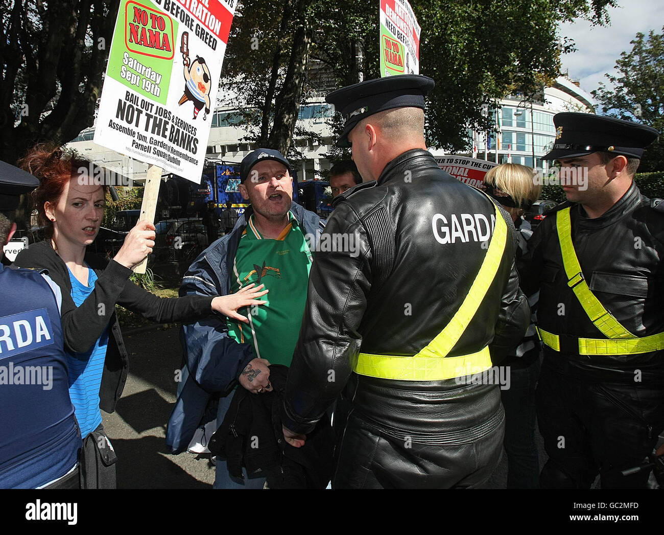 Gli attivisti anti-Nama ambush Taoiseach Brian Cowen (non mostrato) quando entra negli uffici dell'Istituto della pubblica Amministrazione (IPA) a Dublino. Foto Stock