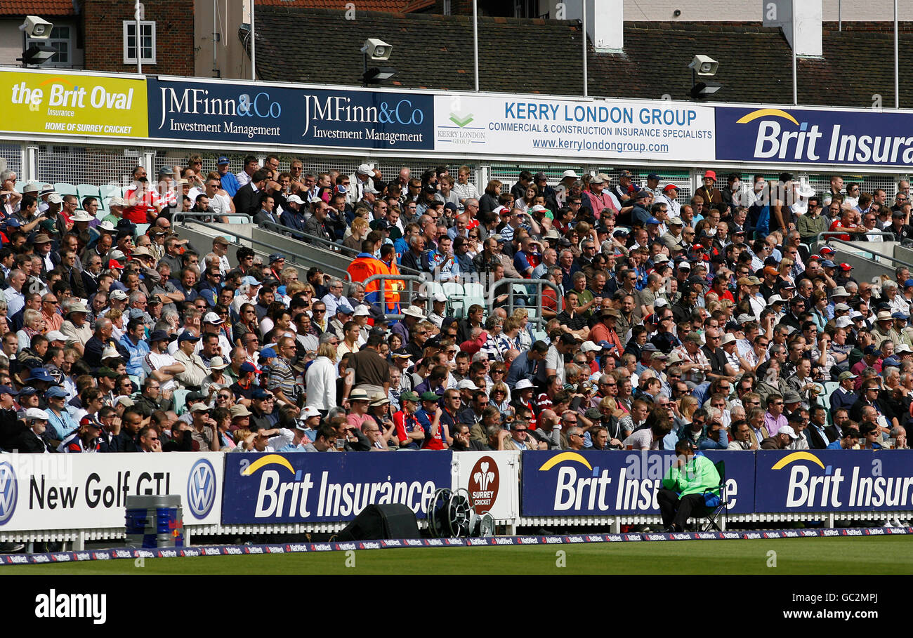 Cricket - NatWest Series - First One Day International - Inghilterra / Australia - The Brit Oval. Gli spettatori osservano l'azione dagli stand Foto Stock