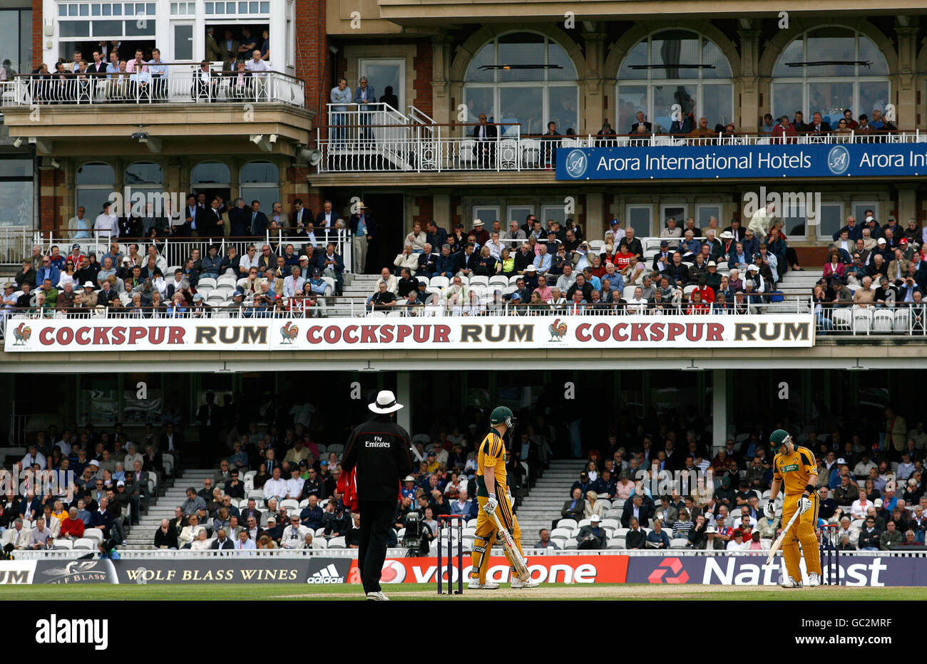 Cricket - NatWest Series - First One Day International - Inghilterra / Australia - The Brit Oval. Gli spettatori osservano l'azione dagli stand Foto Stock