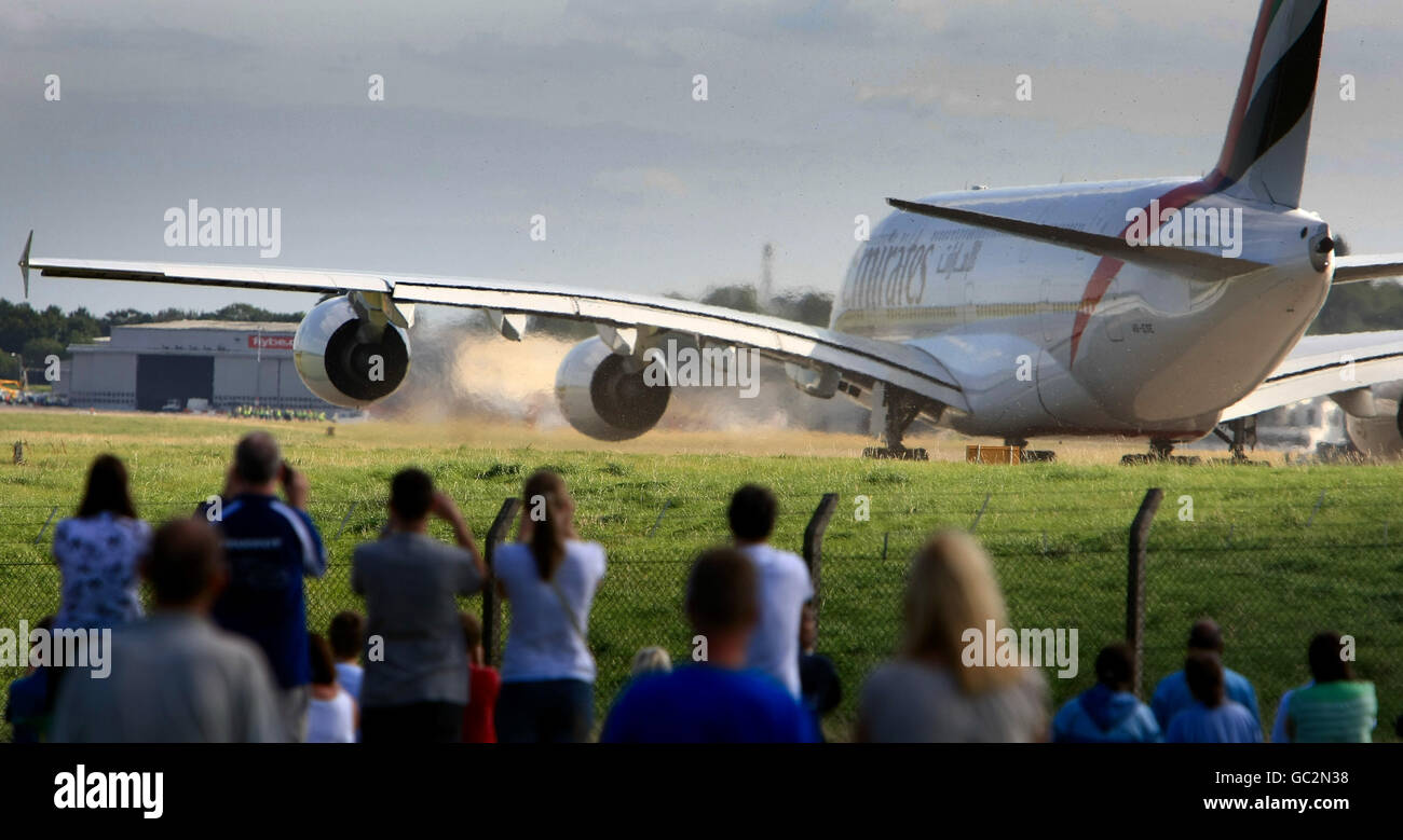 Un Emirates Airbus A380, il più grande aereo di linea del mondo, decolli dall'Aeroporto Internazionale di Birmingham per segnare l'estensione del terminal internazionale dell'aeroporto. Foto Stock