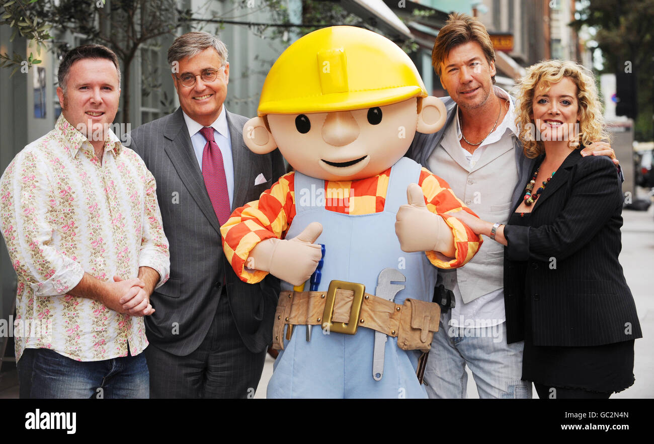 Bob the Builder al decimo anniversario della prima apparizione del personaggio sulla BBC a Londra oggi con, da sinistra, l'illustratore originale Curtis Jobling, il CEO di Hit Entertainment, Jeff Dunn, il creatore del personaggio Keith Chapman e la voce di Wendy nella serie, Kate Harbour. Foto Stock