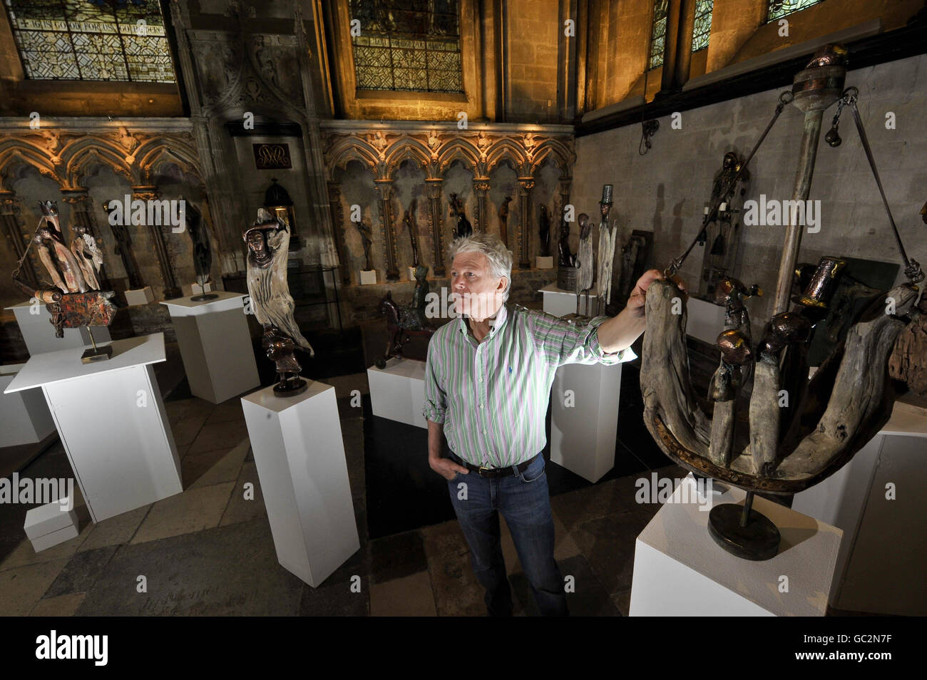 Scultura Peter Eugene Ball, l'artista vivente più prolifico rappresentato in luoghi religiosi del Regno Unito, espone per la prima volta nella Cattedrale di Salisbury, Che ha la guglia più alta del Regno Unito e ospita il più bell'esempio della Magna carta del 1215, raffigurata tra le sue nuove sculture realizzate con oggetti "trovati", molti dei quali sono in legno driftwood abbellito con metalli battuti. Foto Stock