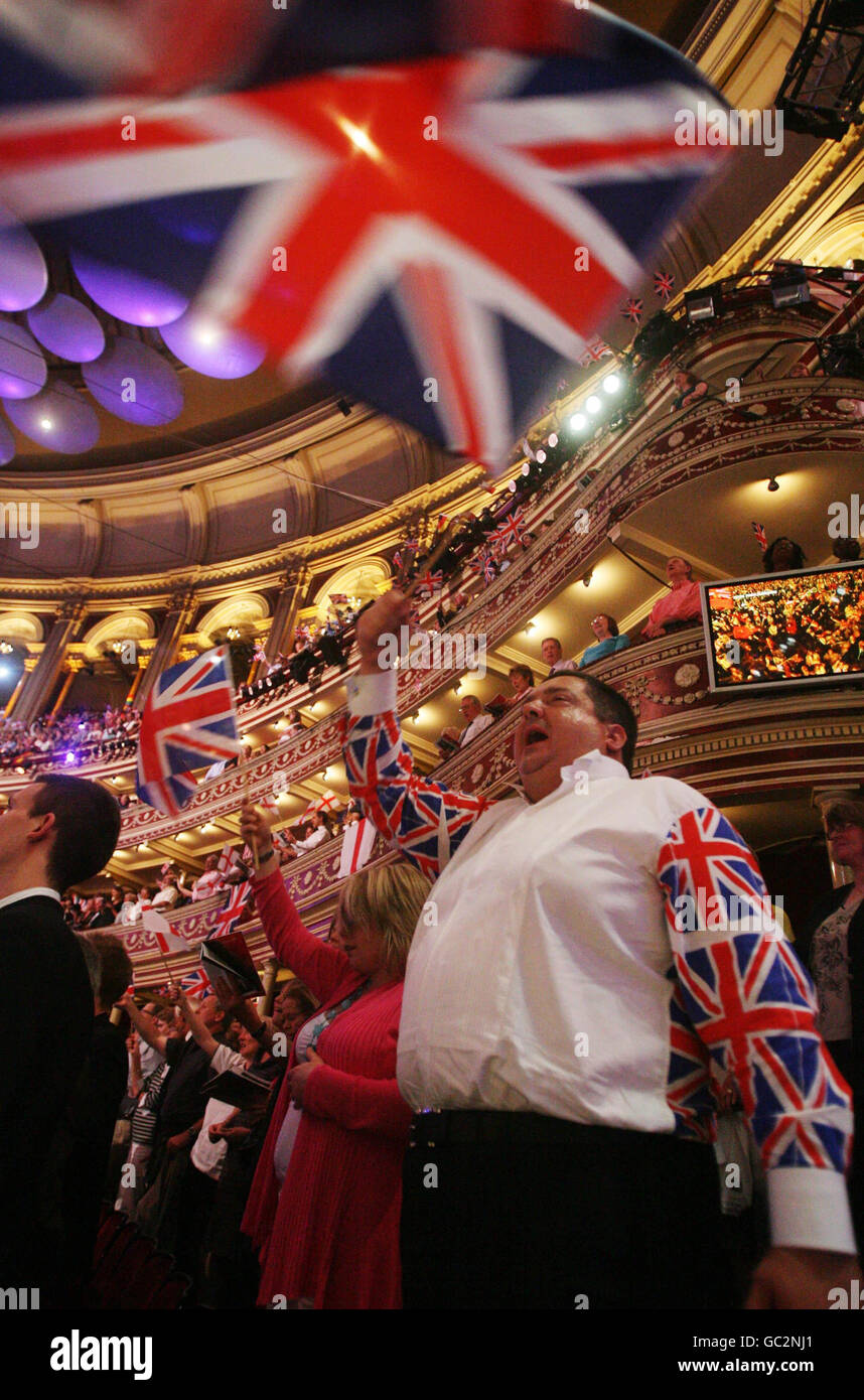 Gli amanti dei concerti potranno assistere alle celebrazioni durante l'ultima notte delle Proms presso la Royal Albert Hall di Londra. Foto Stock