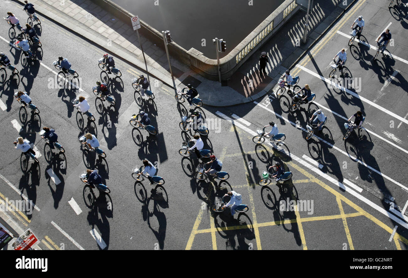 Centinaia di ciclisti attraversano il fiume Liffey a Dublino per lanciare il programma di noleggio biciclette Dublino. Foto Stock