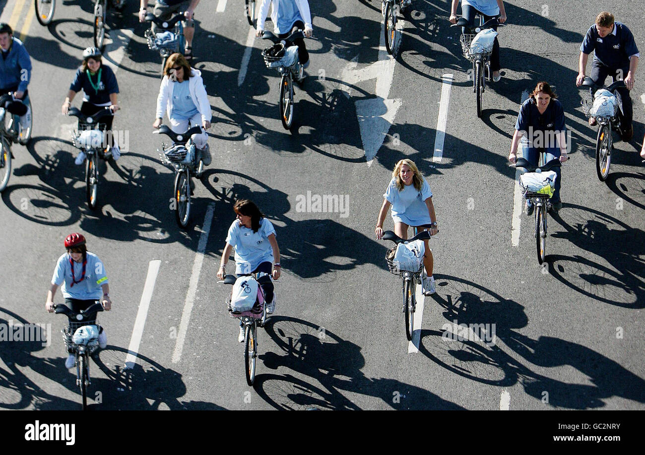 Noleggio bici Dublino. Centinaia di ciclisti attraversano il fiume Liffey a Dublino per lanciare il programma di noleggio biciclette di Dublino. Foto Stock