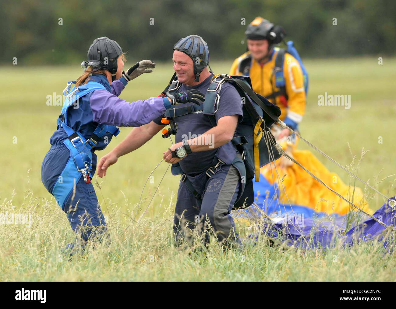 Lisa Snowdon carità Parachute Jump Foto Stock