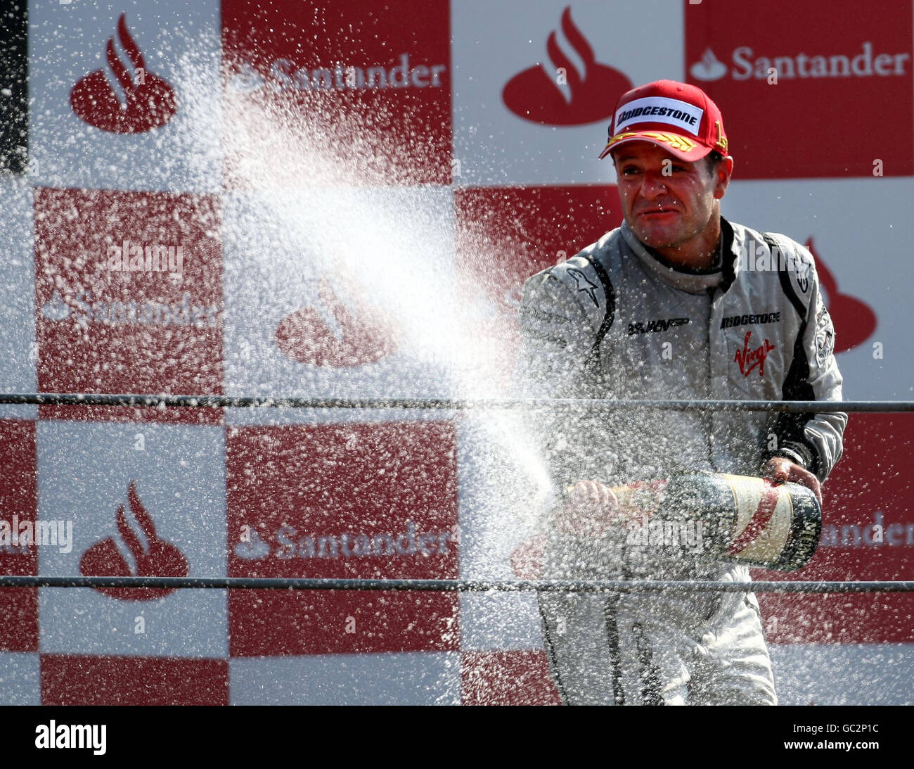 Il pilota della Brawn GP Rubens Barichello festeggia la vittoria sul circuito di Monza, in Italia. Foto Stock