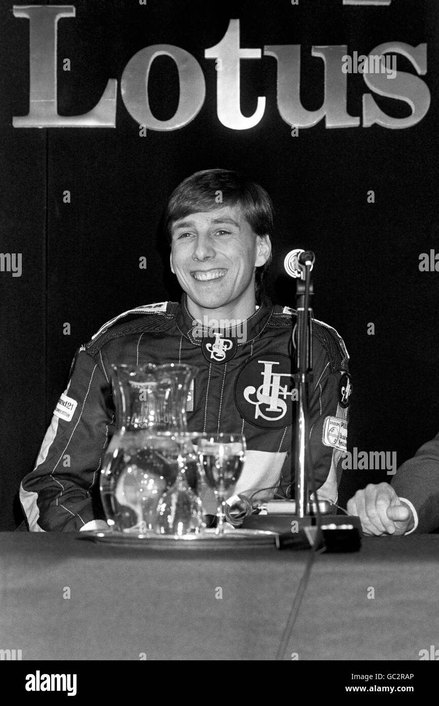 Scotsman Johnny Dumfries viene presentato come secondo pilota del John Player Special Team Lotus insieme al brasiliano Ayrton Senna per la stagione 1986. Utilizzeranno il nuovo Lotus 98T Foto Stock