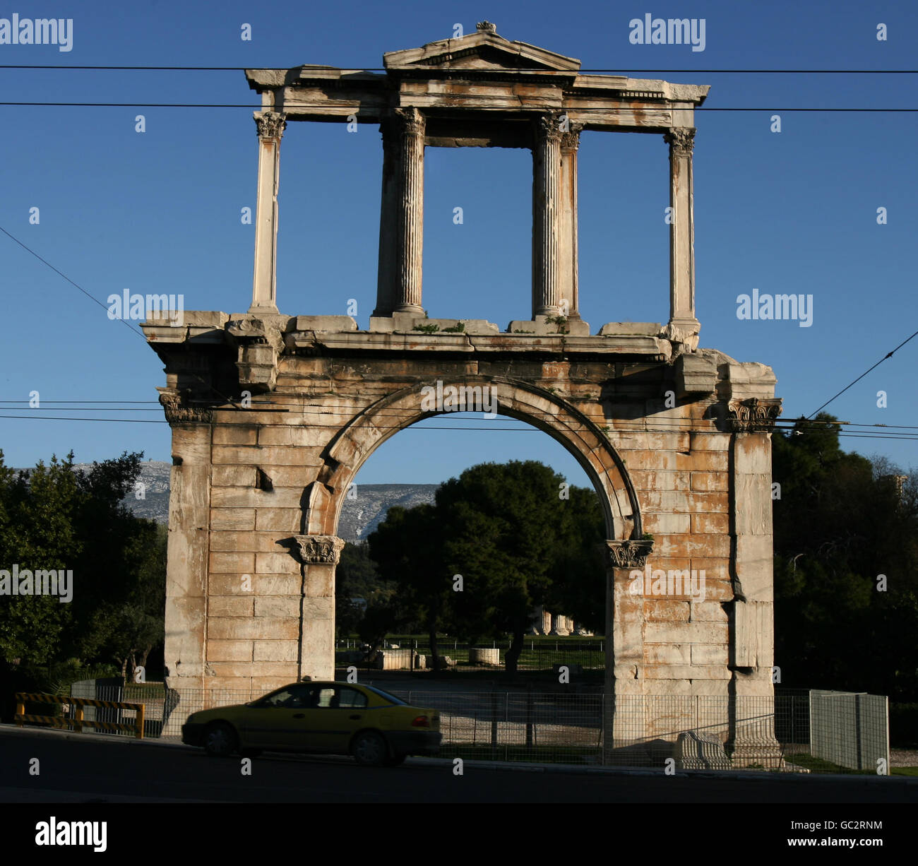 Vista generale del Tempio di Zeus Olimpio dal strada principale trafficata Foto Stock