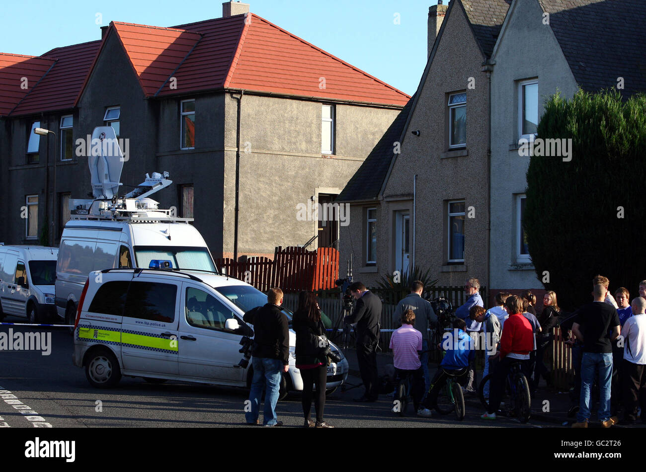 Ufficiali di polizia sulla scena a Balbardie Crescent, Bathgate, West Lothian dove il corpo di una donna è stato scoperto sotto i pavimenti di una casa, questa mattina. Foto Stock