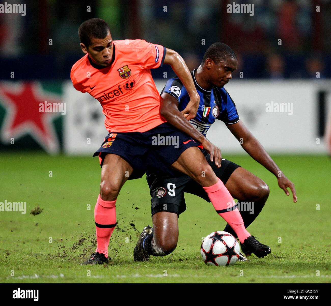 Calcio - UEFA Champions League - Gruppo F - Inter Milan / Barcellona - San Siro. Samuel Eto'o di Inter Milan e Daniel Alves di Barcellona Foto Stock