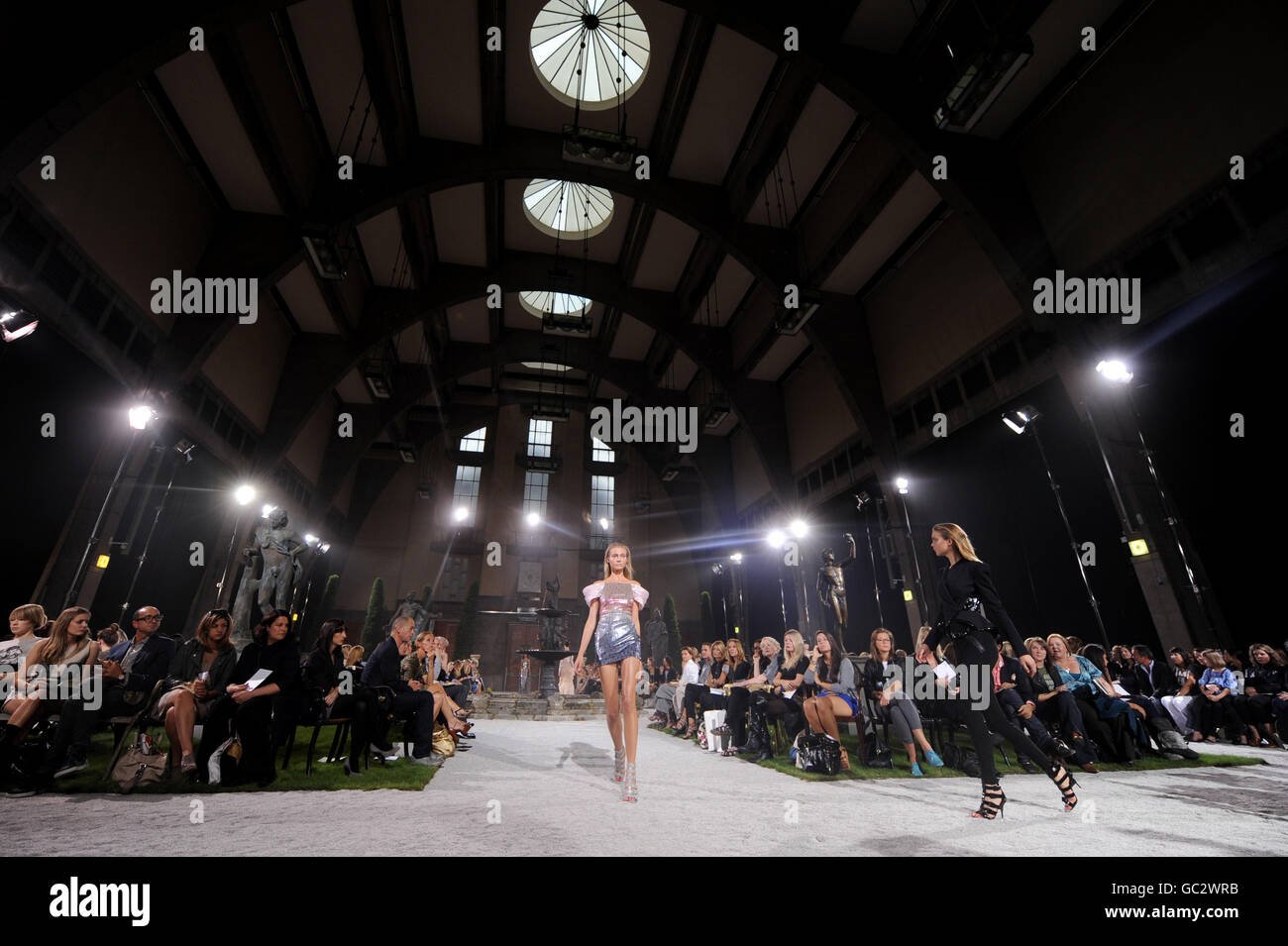 Modelli sulla pista alla sfilata di Julien MacDonald durante la 25esima settimana della moda di Londra. PREMERE ASSOCIAZIONE foto. Data immagine: Domenica 20 settembre 2009. Il credito fotografico dovrebbe essere: Filo Zak Hussein/PA Foto Stock