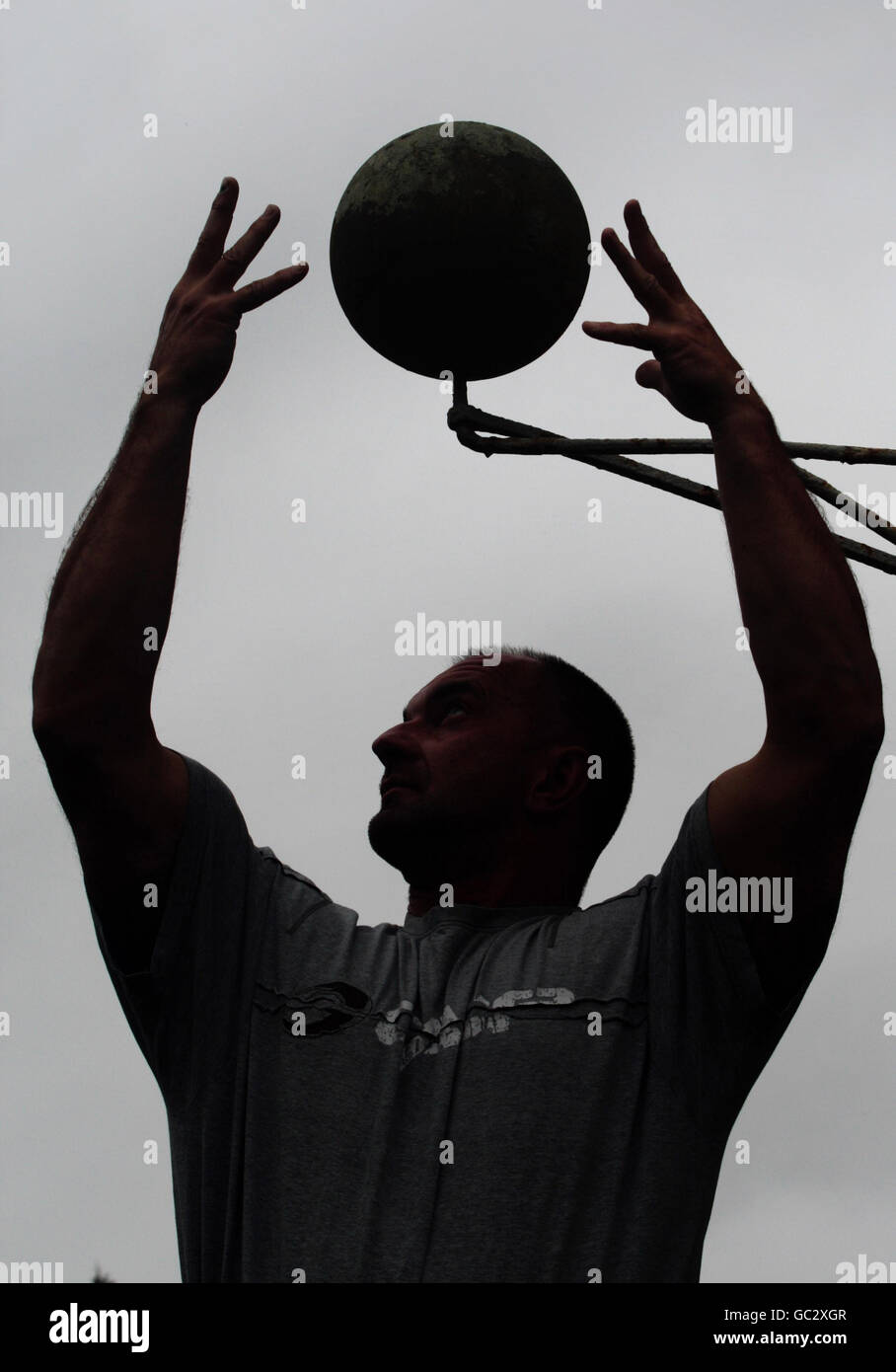 Un membro dello staff di Inchbonny House si pone con un modello in pietra della grande cometa del 1811 o della cometa Veitch, durante una chiamata fotografica a Inchbonny House, Jedburgh, casa di James Veitch (1771-1838). Foto Stock