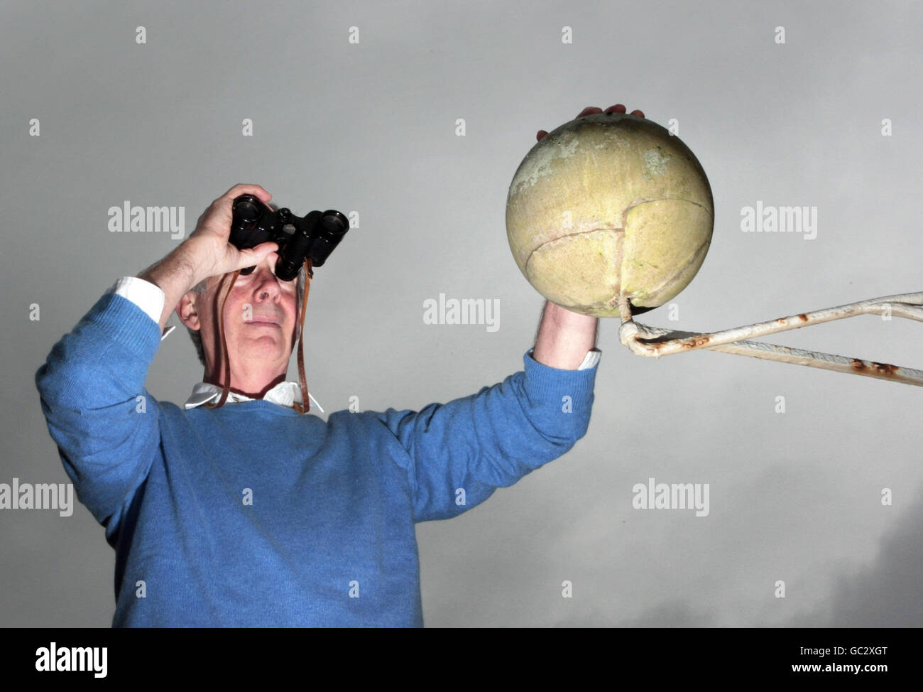 Chris Veitch si pone con il suo modello di pietra della grande cometa del 1811 o della cometa di Veitch, durante una chiamata fotografica a Inchbonny House, Jedburgh, casa di James Veitch (1771-1838). Foto Stock