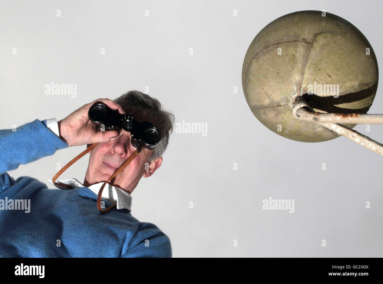 Chris Veitch si pone con il suo modello di pietra della grande cometa del 1811 o della cometa di Veitch, durante una chiamata fotografica a Inchbonny House, Jedburgh, casa di James Veitch (1771-1838). Foto Stock