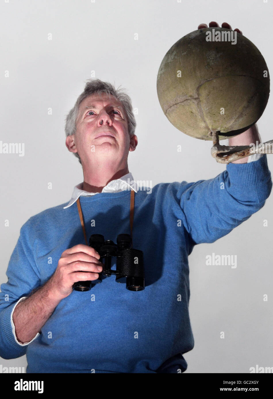 Chris Veitch si pone con il suo modello di pietra della grande cometa del 1811 o della cometa di Veitch, durante una chiamata fotografica a Inchbonny House, Jedburgh, casa di James Veitch (1771-1838). Foto Stock