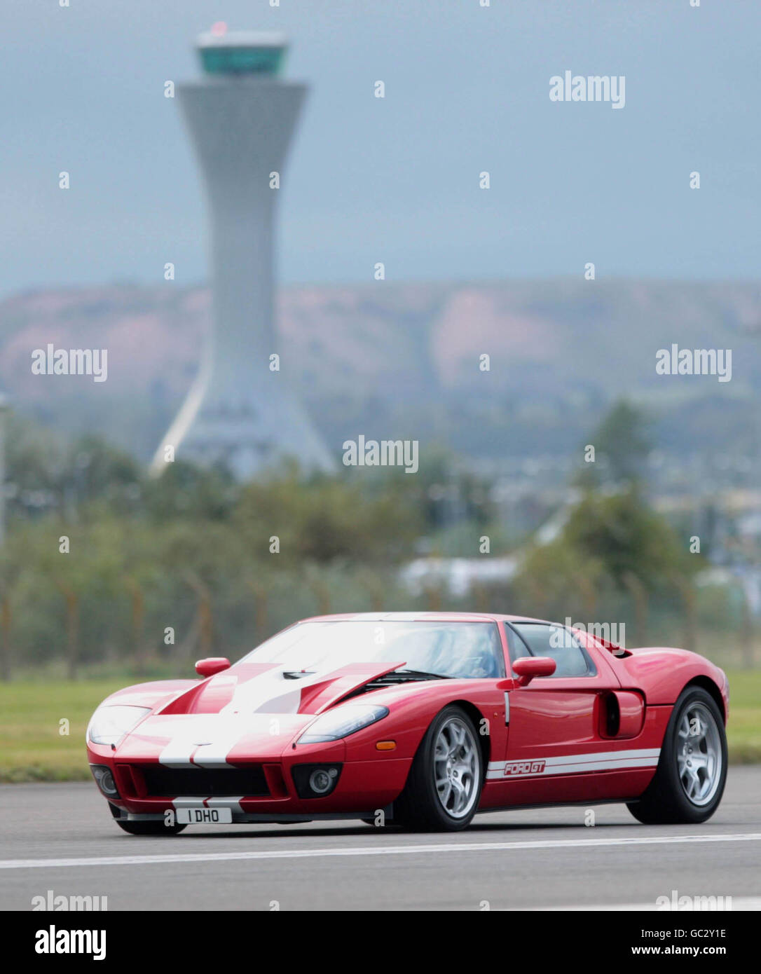 Una Ford GT guidata da Duncan Ogilvie corre la pista all'aeroporto di Edimburgo in aiuto del Principe e Principessa di Galles Hospice e St Columba's Hospice di Edimburgo. Foto Stock