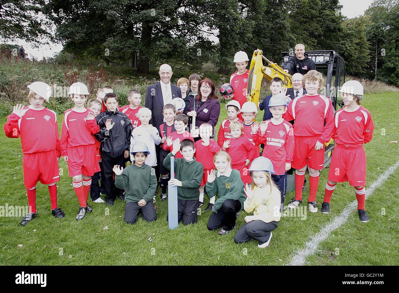 Andrew Turnbull (indietro) e Stewart Harris, CEO SportsScotland (centro a sinistra) con il consigliere di Edimburgo, Deidre Brock (centro a destra) e i bambini di Lismore RFC e Edinburgh South FC e Edinburgh Cricket Club durante il lancio di una struttura multisport per l'Inch Park Community Sports Club Center a Inch Park, Edimburgo. Foto Stock