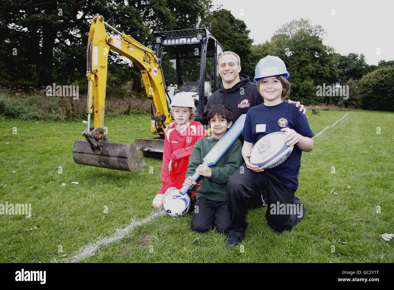 Andrew Turnbull, cantante di Edimburgo con Connor Waugh (da sinistra a destra), Edinburgh South FC; Shreenil Vani, Edinburgh South Cricket Club e Kiran MacCafferty di Lismore RFC durante il lancio di una struttura multisport per l'Inch Park Community Sports Club Center presso Inch Park, Edinburgh. Foto Stock