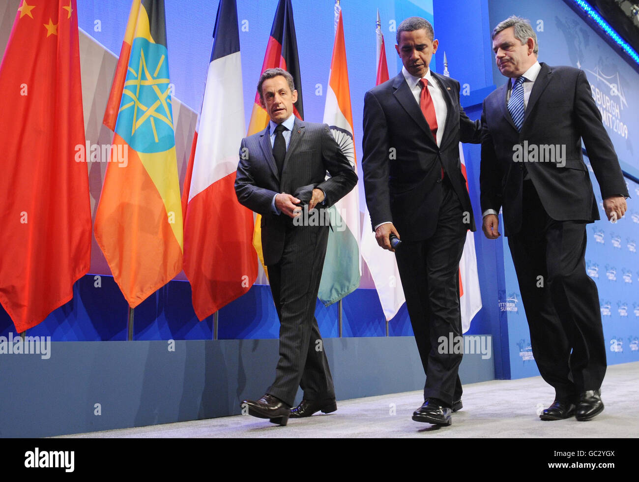 Il primo ministro Gordon Brown lascia oggi la scena al vertice del G20 a Pittsburgh con il presidente Barack Obama e il presidente Nicholas Sarkozy dopo aver fatto una dichiarazione sulla capacità nucleare iraniana. Foto Stock