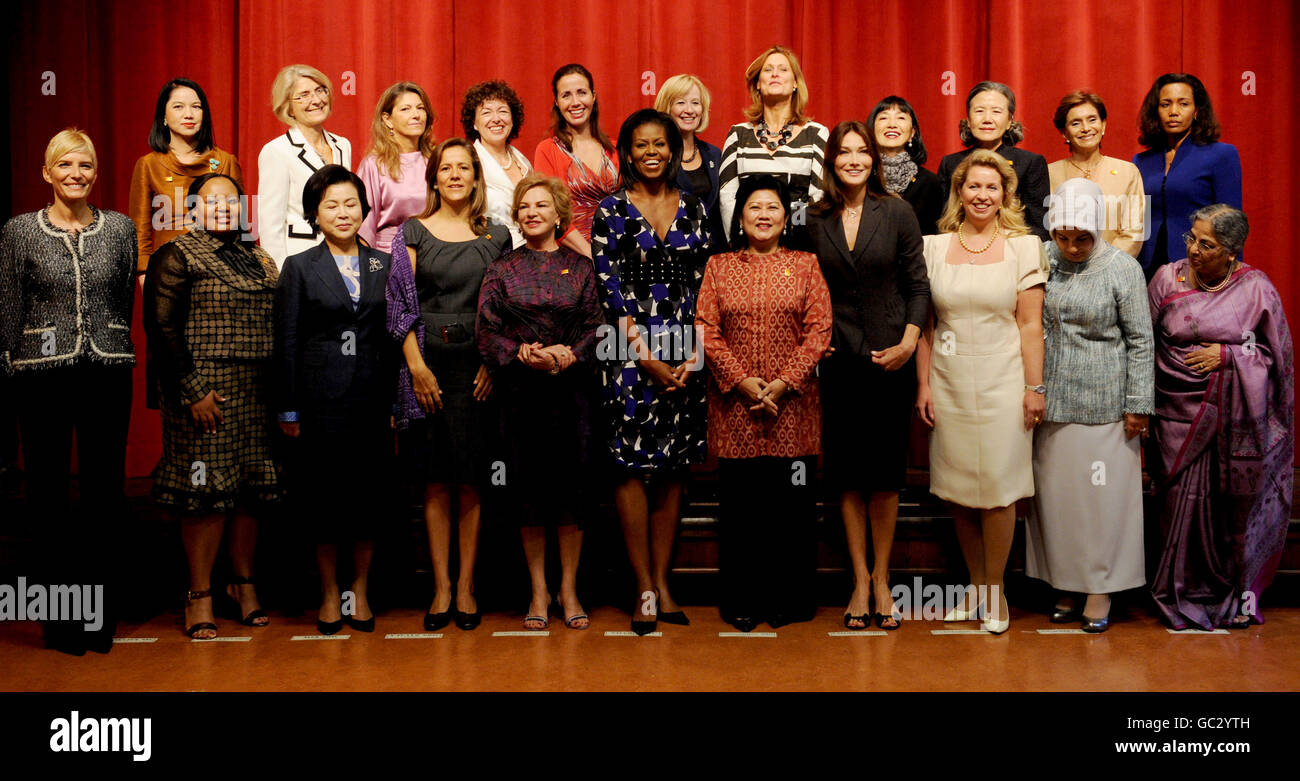 Sarah, la moglie del primo ministro britannico Gordon Brown, si pone con i coniugi di alcuni degli altri paesi del G20, tra cui Michelle Obama e Carla Bruni-Sarkozy, per una fotografia ufficiale a Pittsburgh. Foto Stock
