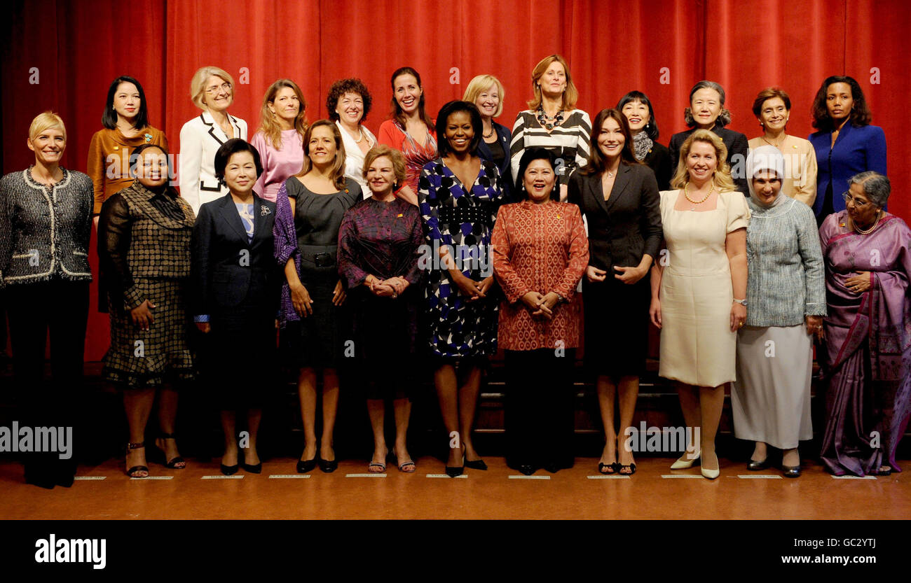 Sarah, la moglie del primo ministro britannico Gordon Brown, si pone con i coniugi di alcuni degli altri paesi del G20, tra cui Michelle Obama e Carla Bruni-Sarkozy, per una fotografia ufficiale a Pittsburgh. Foto Stock