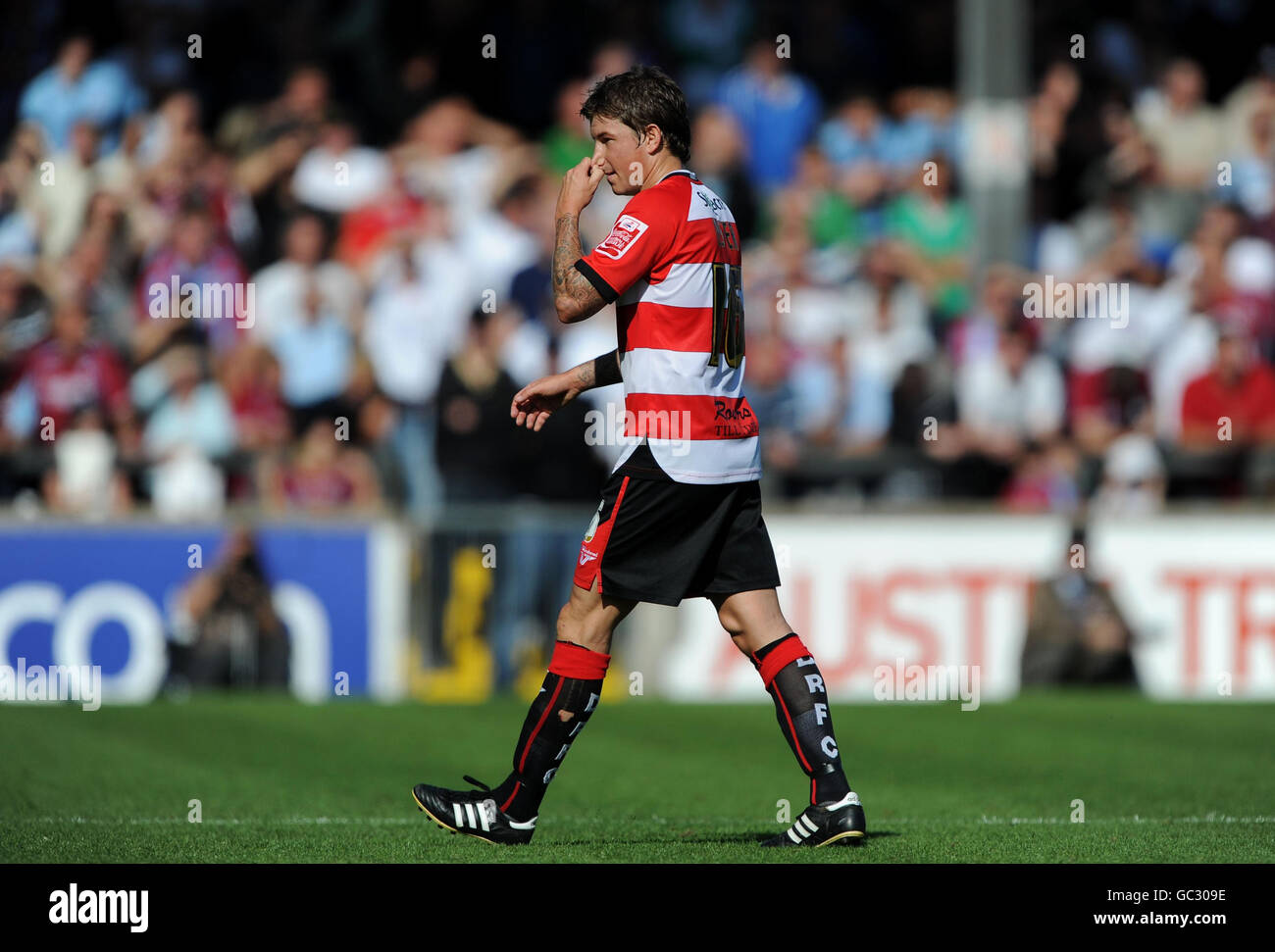 John Oster di Doncaster Rovers diventa il primo giocatore ad essere inviato nella partita dall'arbitro Keith Stroud durante la partita del campionato Coca-Cola al Glanford Park, Scunthorpe. Foto Stock