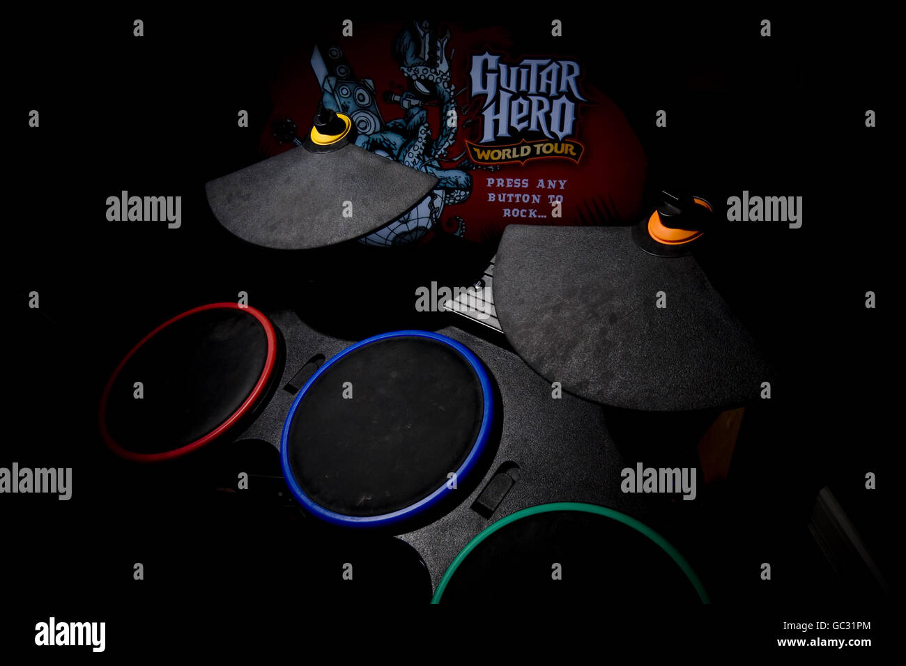 Tecnologia. Un drum kit con il gioco Sony PlayStation "Guitar Hero" Foto Stock