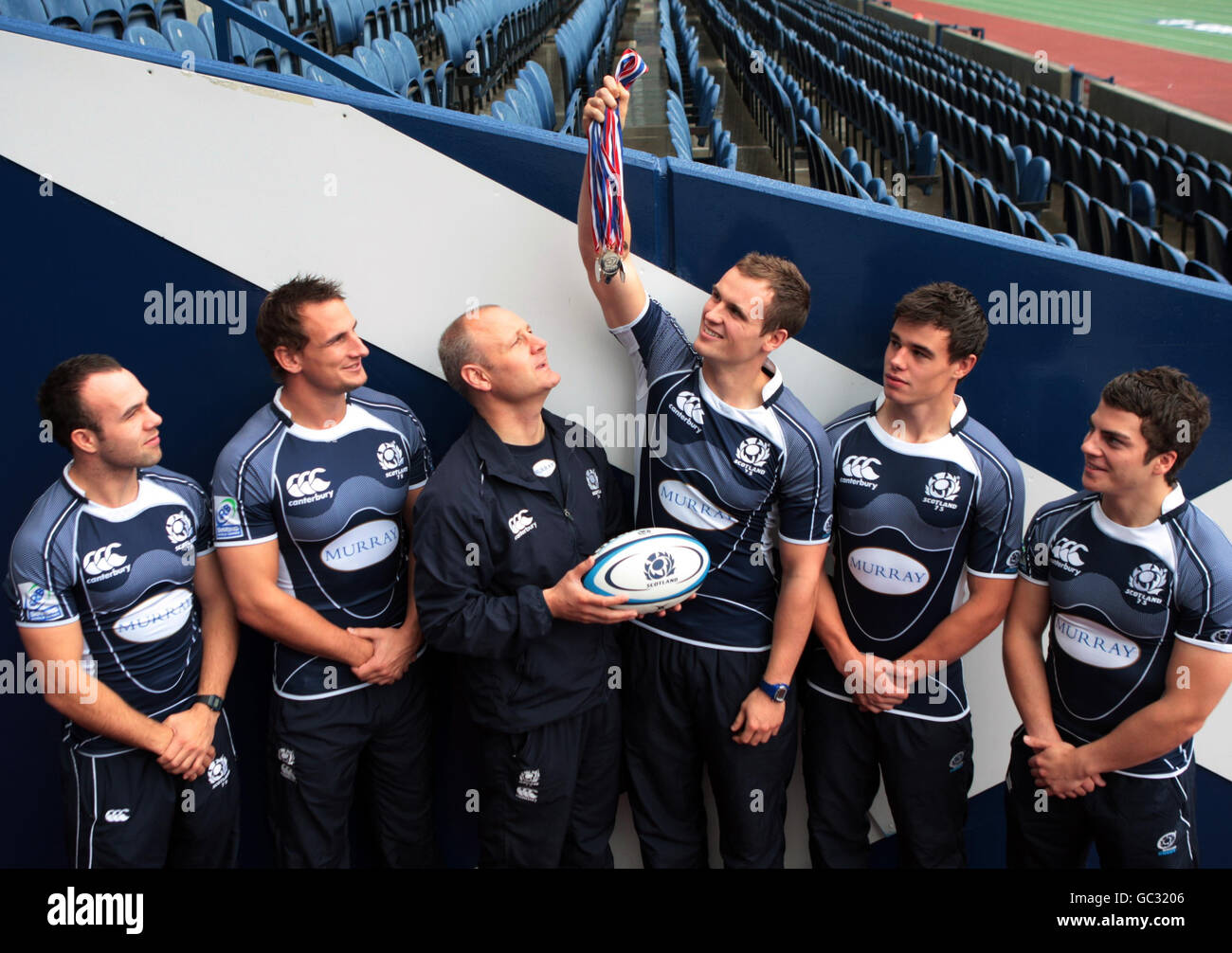 Mike Adamson, Colin Shaw, Coach Stephen Gemmell, Captain Scott Forrest, Lee Jones e Peter Jericevich Guarda da vicino alcune medaglie di rugby prima di andare a Deli per una settimana di allenamento intensivo durante una fotocall a Murrayfield, Edimburgo. Foto Stock