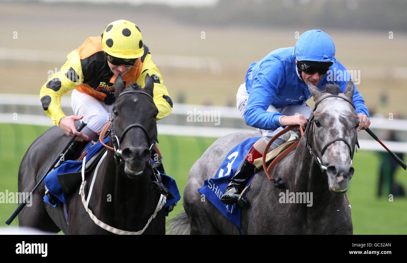 Chock UN blocco guidato da Frankie Dettori (r) conduce da Drill Sergeant guidato da Joe Fanning per vincere la Haafhd Godolphin Stakes durante il Cambridgeshire Meeting presso l'Ippodromo di Newmarket. Foto Stock