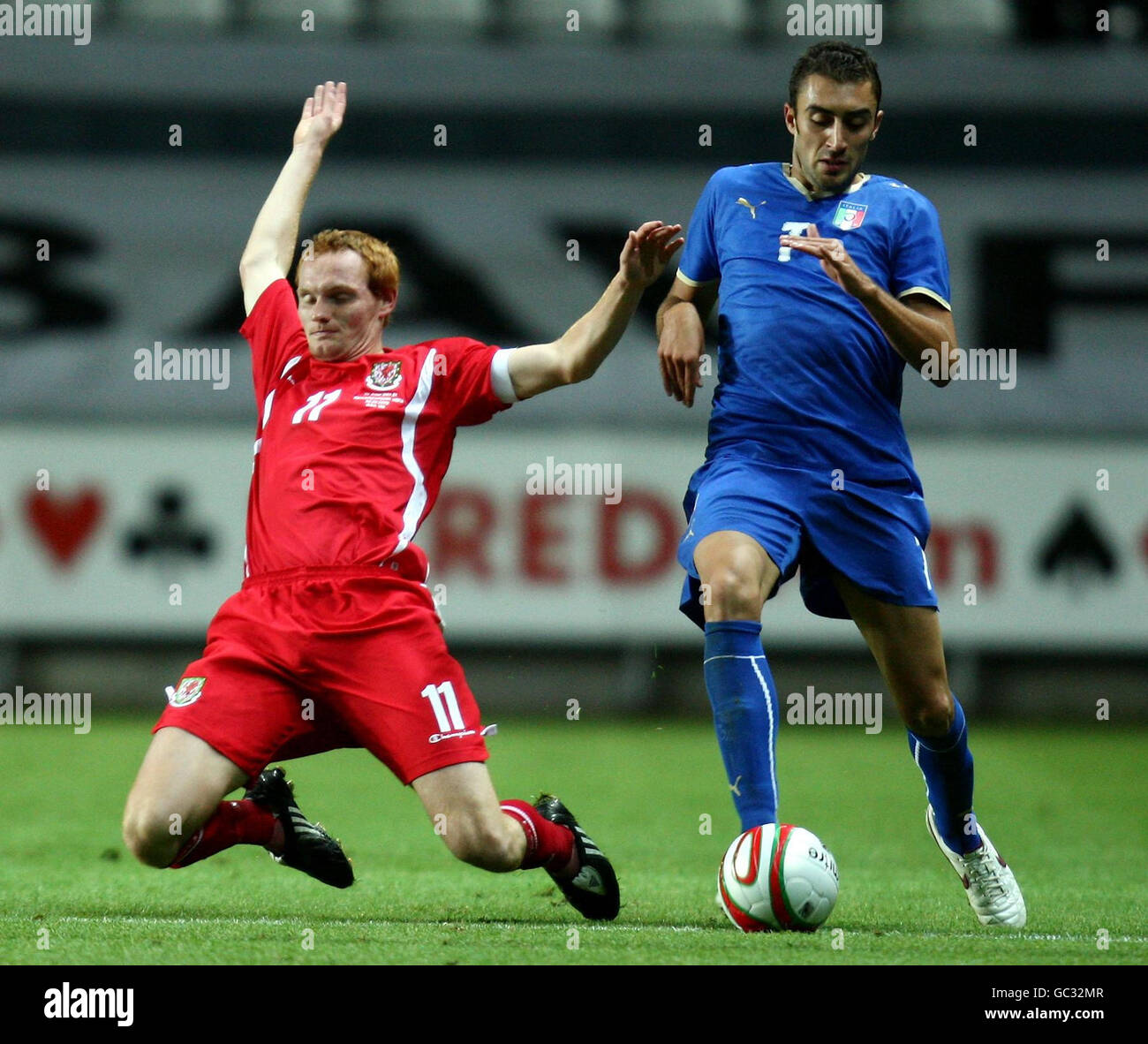 Lo Shaun MacDonald del Galles (a sinistra) scende sotto la sfida italiana di Tommaso Bianchi durante la partita di qualificazione UEFA Under 21 allo stadio Liberty di Swansea . Foto Stock