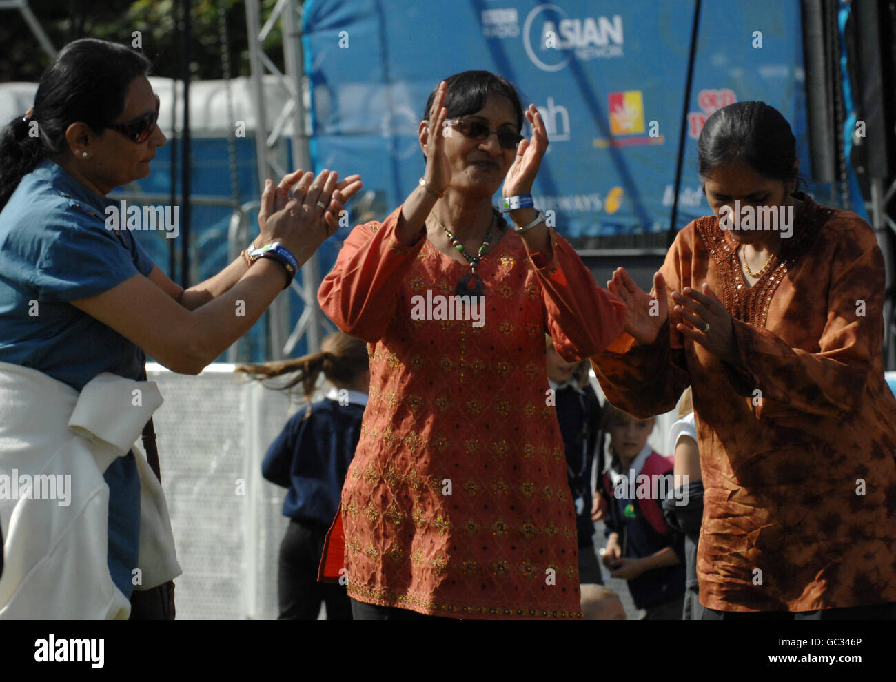 La gente apprezza il Villaggio India & esperienza Gujarat, tenuto alla De Montfort Hall a Leicester. Foto Stock