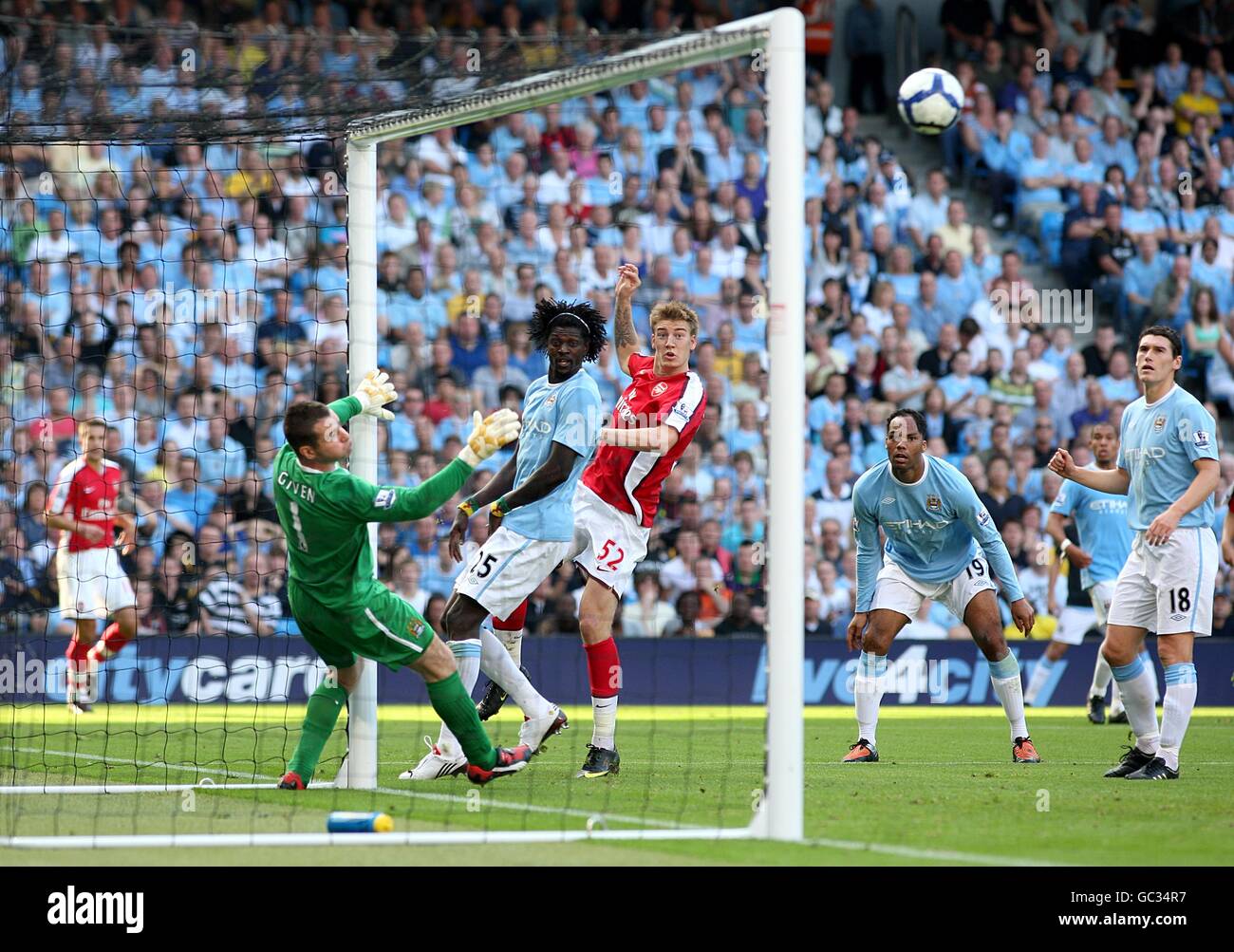 Calcio - Barclays Premier League - Manchester City / Arsenal - City of Manchester Stadium. Nicklas Bendtner di Arsenal vede il suo colpo andare appena largo Foto Stock